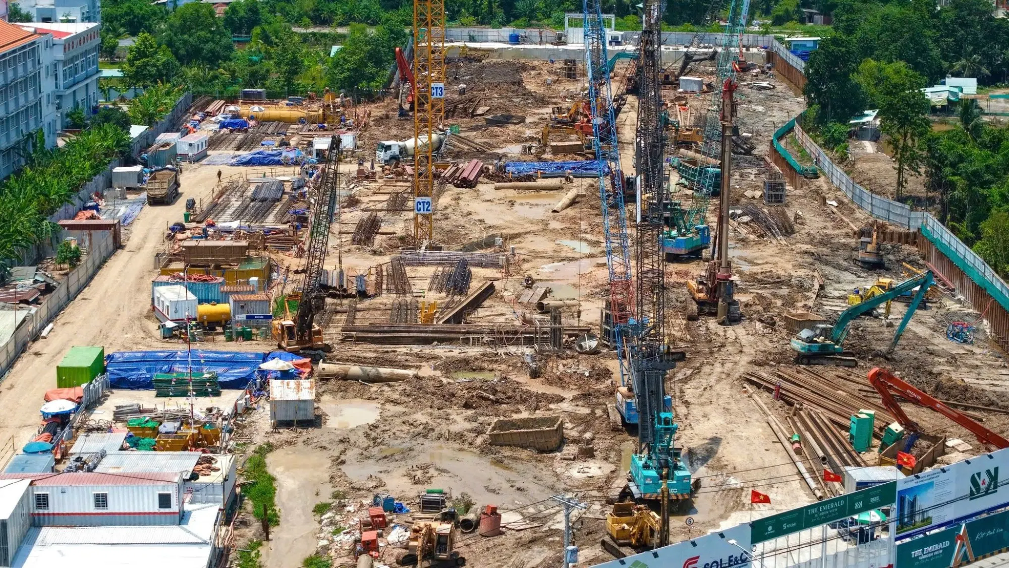 Công trường The Emerald Garden View tháng 3/2026 — máy khoan cọc và cẩu tháp thi công móng hầm